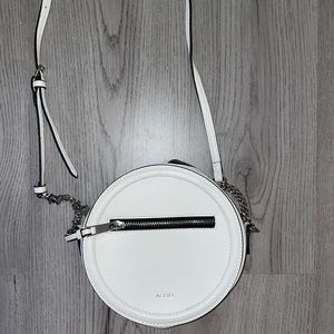 Cylinder Clutch in Milk